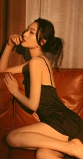 精选美背女生气质黑色肩带衣睡裙柔美魅惑室内摄影写真图片