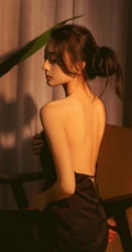 精选美背女生气质黑色肩带衣睡裙柔美魅惑室内摄影写真图片