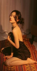 精选美背女生气质黑色肩带衣睡裙柔美魅惑室内摄影写真图片