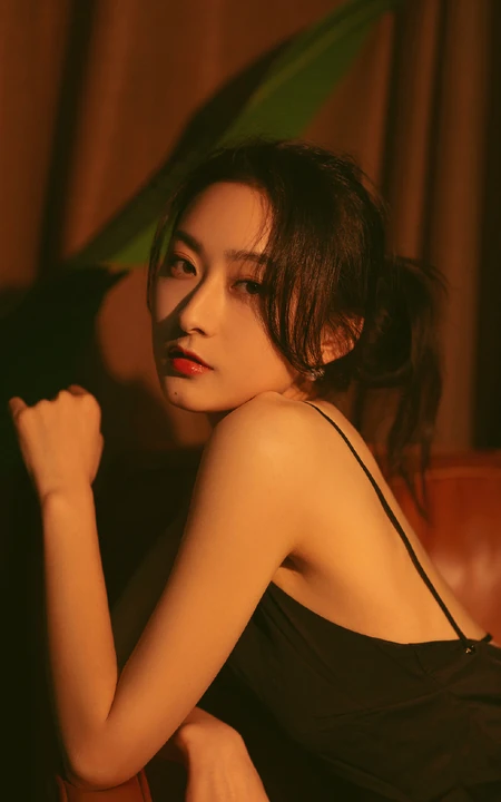 精选美背女生气质黑色肩带衣睡裙柔美魅惑室内摄影写真图片