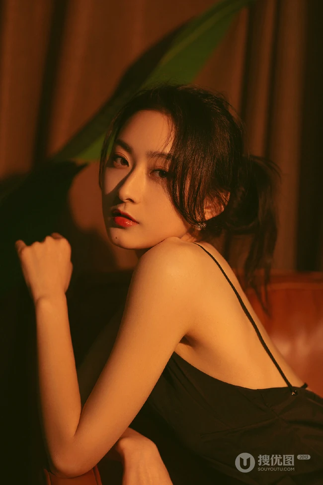 精选美背女生气质黑色肩带衣睡裙柔美魅惑室内摄影写真图片