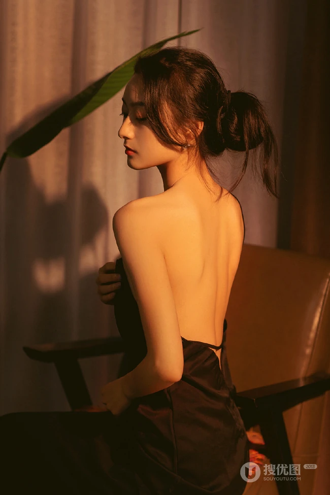 精选美背女生气质黑色肩带衣睡裙柔美魅惑室内摄影写真图片