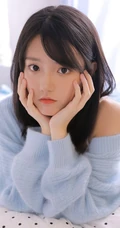 眼睛明亮，伶俐可人元气少女肩带背心牛仔短裤室内可爱写真照