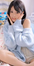 眼睛明亮，伶俐可人元气少女肩带背心牛仔短裤室内可爱写真照