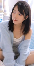 眼睛明亮，伶俐可人元气少女肩带背心牛仔短裤室内可爱写真照