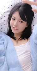 眼睛明亮，伶俐可人元气少女肩带背心牛仔短裤室内可爱写真照