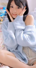 眼睛明亮，伶俐可人元气少女肩带背心牛仔短裤室内可爱写真照