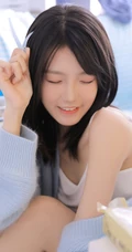 眼睛明亮，伶俐可人元气少女肩带背心牛仔短裤室内可爱写真照