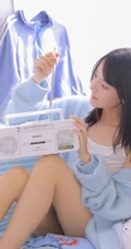 眼睛明亮，伶俐可人元气少女肩带背心牛仔短裤室内可爱写真照