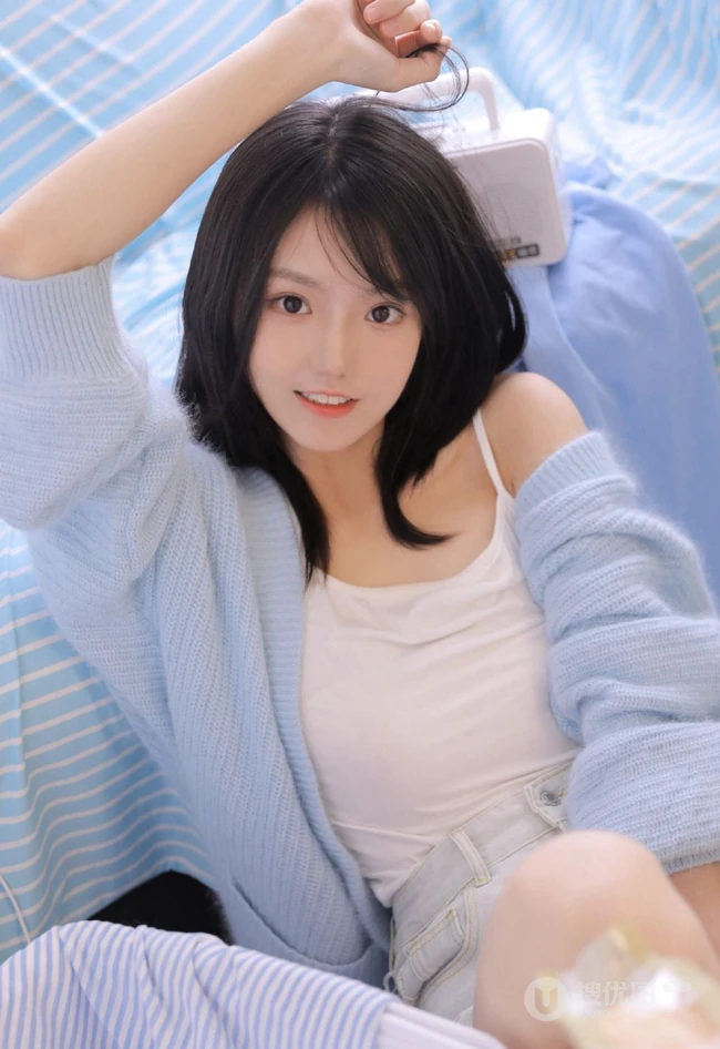 眼睛明亮，伶俐可人元气少女肩带背心牛仔短裤室内可爱写真照