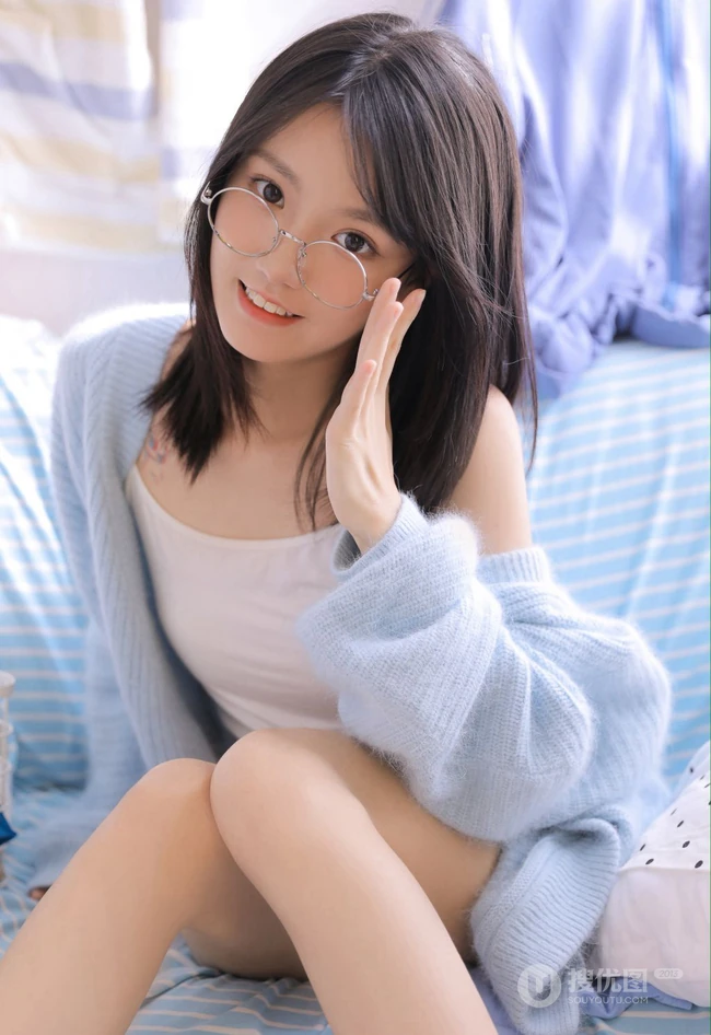 眼睛明亮，伶俐可人元气少女肩带背心牛仔短裤室内可爱写真照
