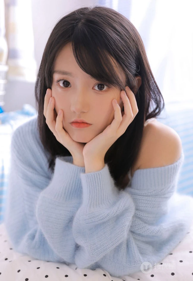 眼睛明亮，伶俐可人元气少女肩带背心牛仔短裤室内可爱写真照
