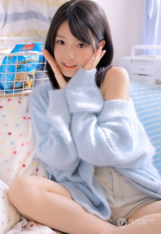 眼睛明亮，伶俐可人元气少女肩带背心牛仔短裤室内可爱写真照