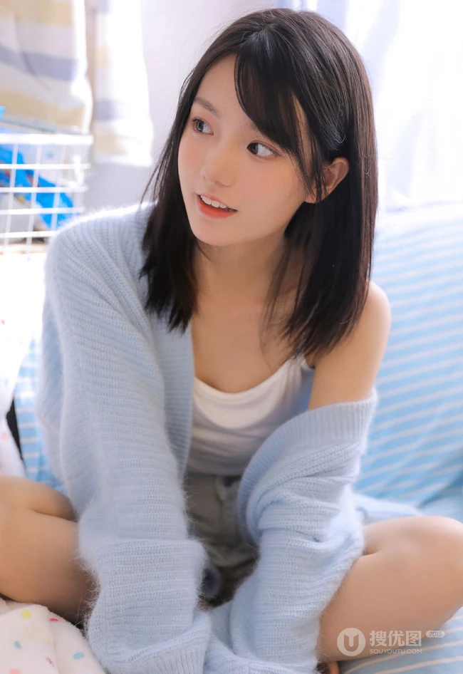 眼睛明亮，伶俐可人元气少女肩带背心牛仔短裤室内可爱写真照