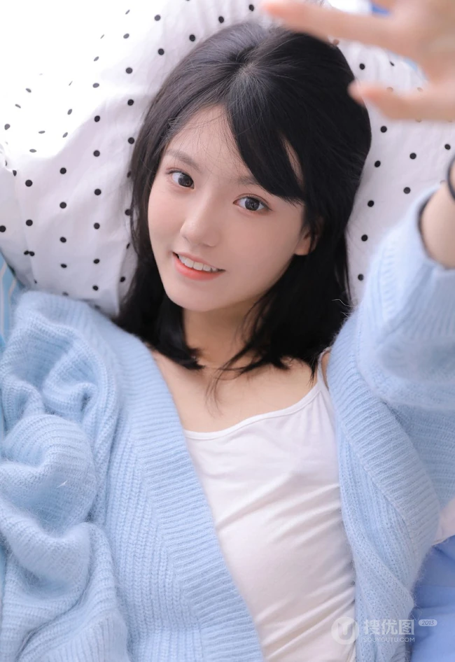 眼睛明亮，伶俐可人元气少女肩带背心牛仔短裤室内可爱写真照