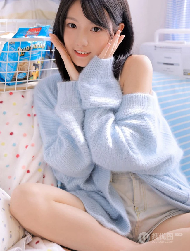 眼睛明亮，伶俐可人元气少女肩带背心牛仔短裤室内可爱写真照