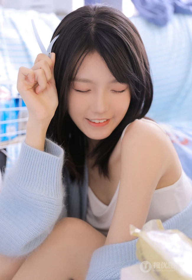 眼睛明亮，伶俐可人元气少女肩带背心牛仔短裤室内可爱写真照