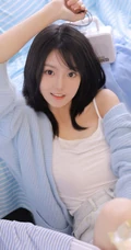 眼睛明亮，伶俐可人元气少女肩带背心牛仔短裤室内可爱写真照