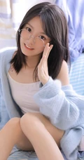 眼睛明亮，伶俐可人元气少女肩带背心牛仔短裤室内可爱写真照