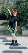 可爱甜美笑容女明星赖美云黑裙街拍写真照