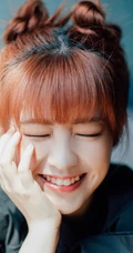可爱甜美笑容女明星赖美云黑裙街拍写真照