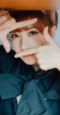 可爱甜美笑容女明星赖美云黑裙街拍写真照