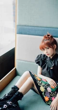 可爱甜美笑容女明星赖美云黑裙街拍写真照