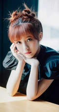 可爱甜美笑容女明星赖美云黑裙街拍写真照