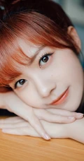 可爱甜美笑容女明星赖美云黑裙街拍写真照