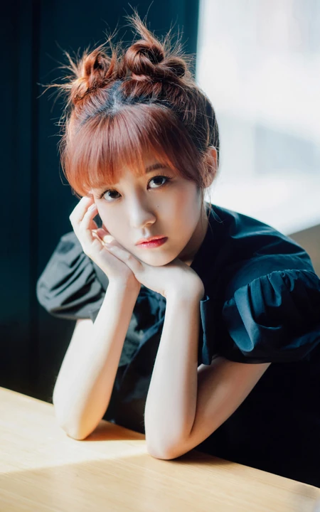可爱甜美笑容女明星赖美云黑裙街拍写真照