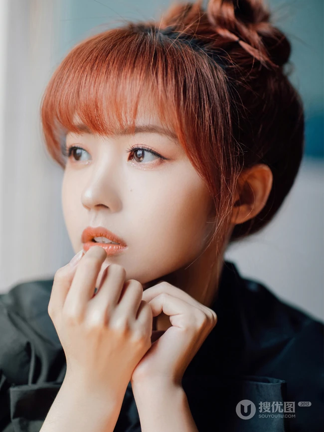 可爱甜美笑容女明星赖美云黑裙街拍写真照