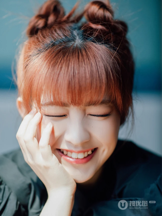 可爱甜美笑容女明星赖美云黑裙街拍写真照