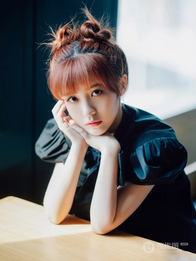 可爱甜美笑容女明星赖美云黑裙街拍写真照