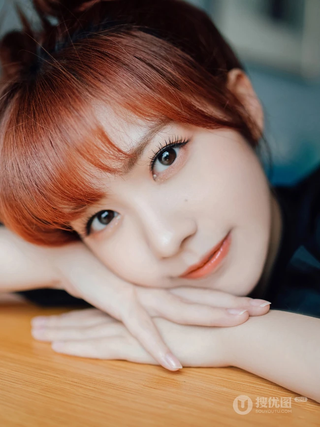 可爱甜美笑容女明星赖美云黑裙街拍写真照