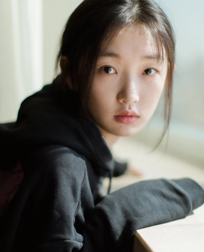周依然微博晒纯素颜居家生活照可爱图片