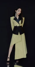 蒋梦婕优雅大方活动写真照，闪亮耳饰搭配格纹大衣，气质动人