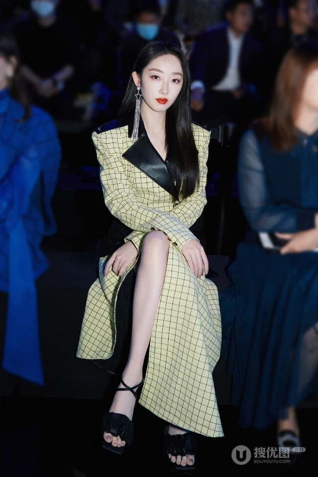蒋梦婕优雅大方活动写真照，闪亮耳饰搭配格纹大衣，气质动人