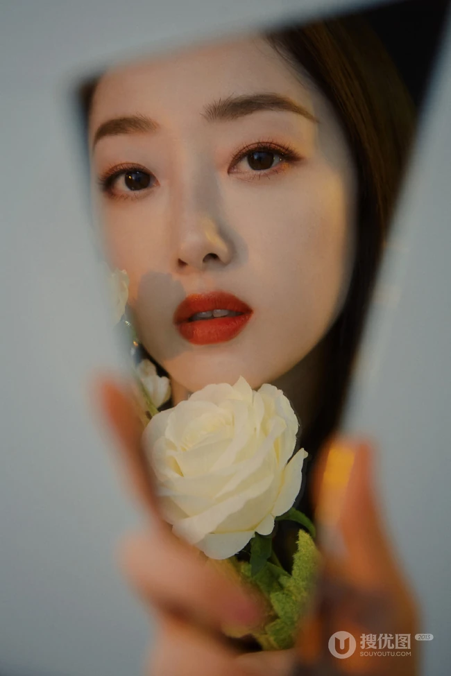 蒋梦婕优雅大方活动写真照，闪亮耳饰搭配格纹大衣，气质动人