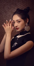 周洁琼双丸子头发型，搭配国潮风黑色高领旗袍短裙，可爱气质时尚十足