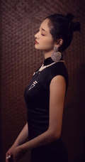 周洁琼双丸子头发型，搭配国潮风黑色高领旗袍短裙，可爱气质时尚十足