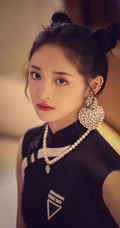 周洁琼双丸子头发型，搭配国潮风黑色高领旗袍短裙，可爱气质时尚十足