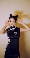 周洁琼双丸子头发型，搭配国潮风黑色高领旗袍短裙，可爱气质时尚十足