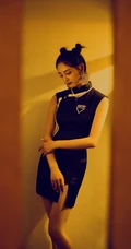 周洁琼双丸子头发型，搭配国潮风黑色高领旗袍短裙，可爱气质时尚十足