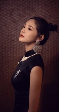 周洁琼双丸子头发型，搭配国潮风黑色高领旗袍短裙，可爱气质时尚十足