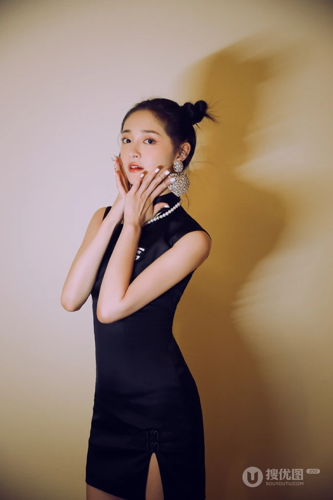 周洁琼双丸子头发型，搭配国潮风黑色高领旗袍短裙，可爱气质时尚十足
