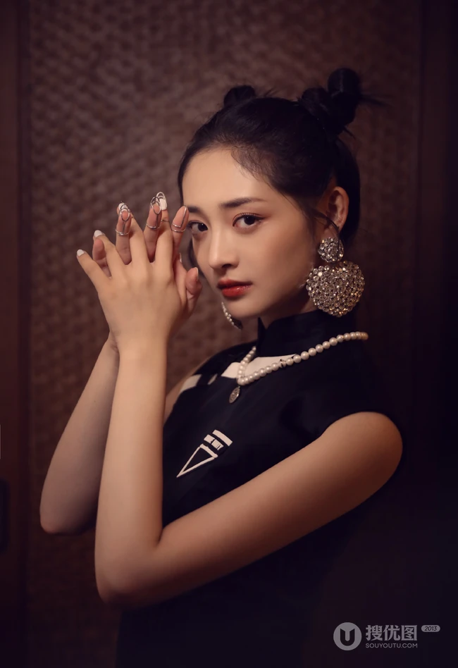 周洁琼双丸子头发型，搭配国潮风黑色高领旗袍短裙，可爱气质时尚十足
