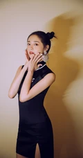 周洁琼双丸子头发型，搭配国潮风黑色高领旗袍短裙，可爱气质时尚十足