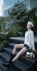 周洁琼青春靓丽白色针织衫牛仔短裤街拍甜美动人时尚写真
