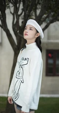 周洁琼青春靓丽白色针织衫牛仔短裤街拍甜美动人时尚写真
