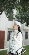 周洁琼青春靓丽白色针织衫牛仔短裤街拍甜美动人时尚写真
